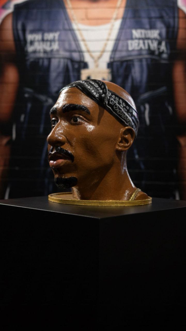تمثال توباك النصفي (Tupac Bust) - تحفة فنية تجسد أسطورة الهيب هوب.